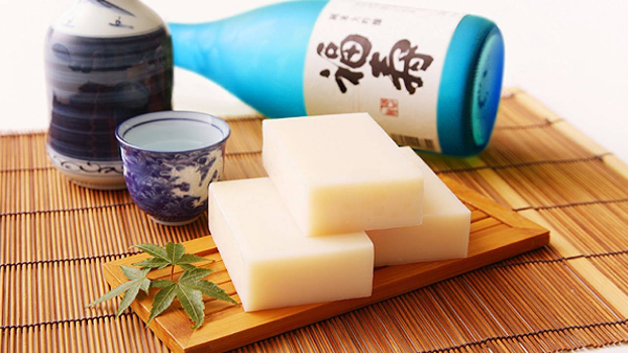 米ぬか、日本酒、よもぎ…和素材を使い昔ながらの伝統的な製法で作られる丸菱石鹸の無添加石鹸