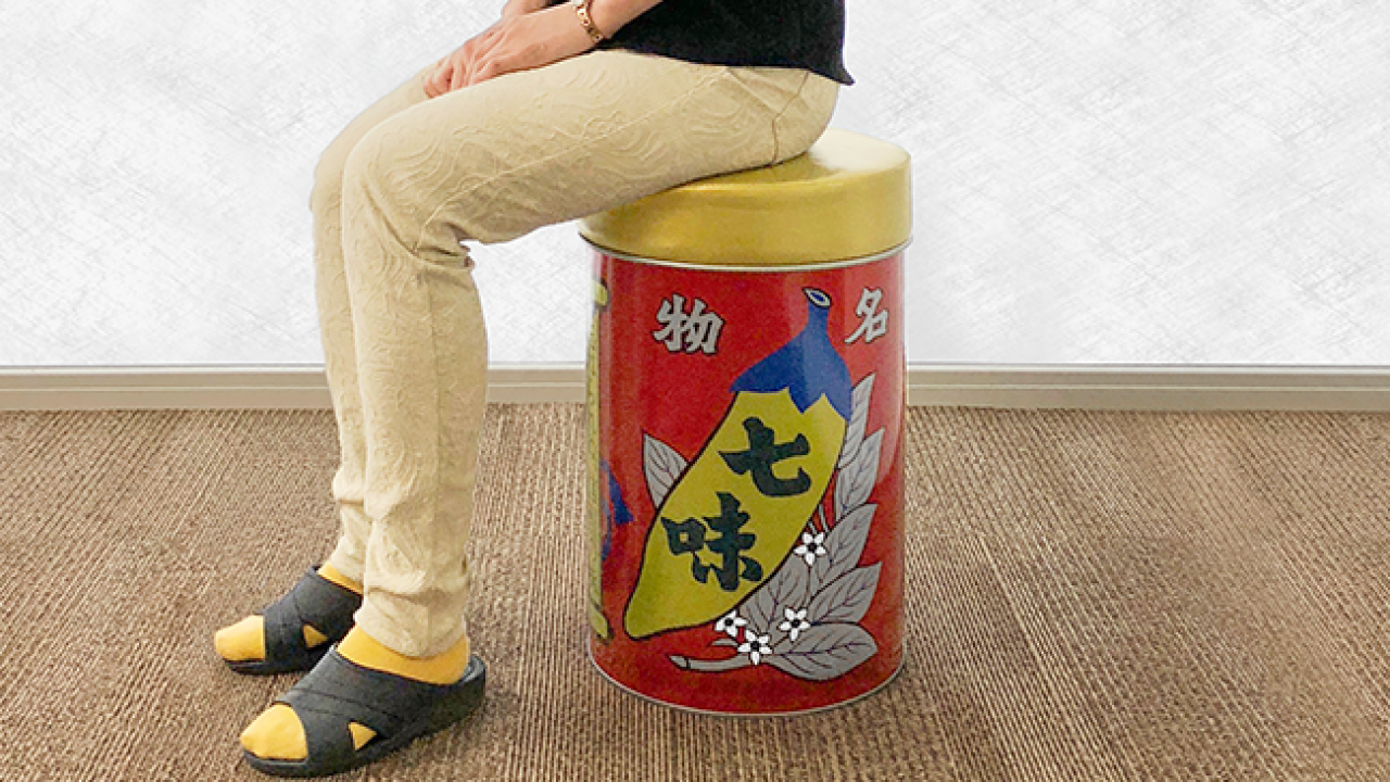 あの七味缶のお馴染みデザインをまんま椅子にした「椅子缶」のインパクト凄い（笑）