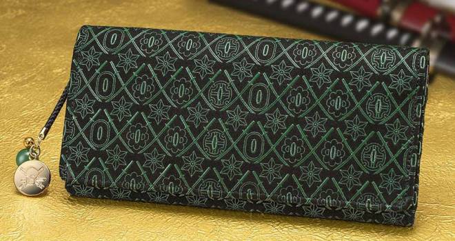 ロロノア・ゾロ 漆黒の三刀流 高級印傳の長財布とは - Japaaan