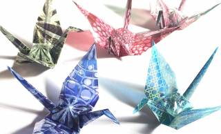 折り鶴がガラス細工のように！江戸切子の模様がデザインされた折り紙が美しい！
