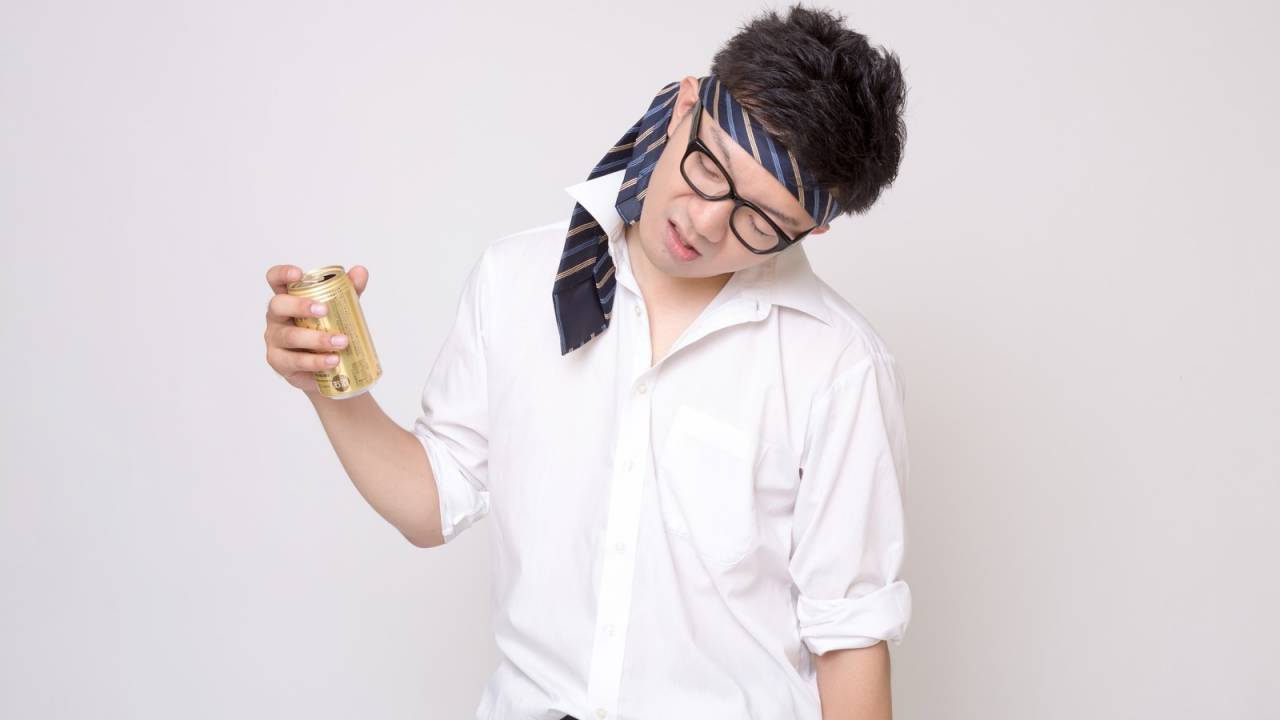 日本人独自の発想「酔っ払い＝頭ネクタイ」を最初に始めたの誰なんだ問題