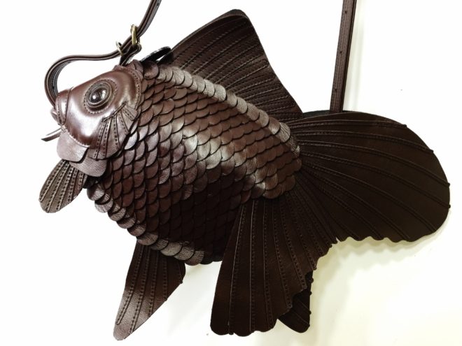 どんだけ可愛いの っ 高級感もあって大きな尾びれも可愛いレザーの金魚バッグが素敵 ファッション Japaaan 金魚