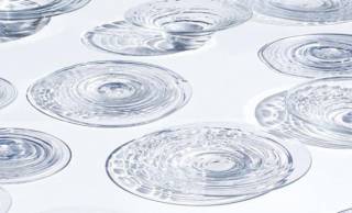 水ゆらぐ！大阪の吹きガラス職人さんによる水の波紋のガラス皿「minaniwa」が美しい！