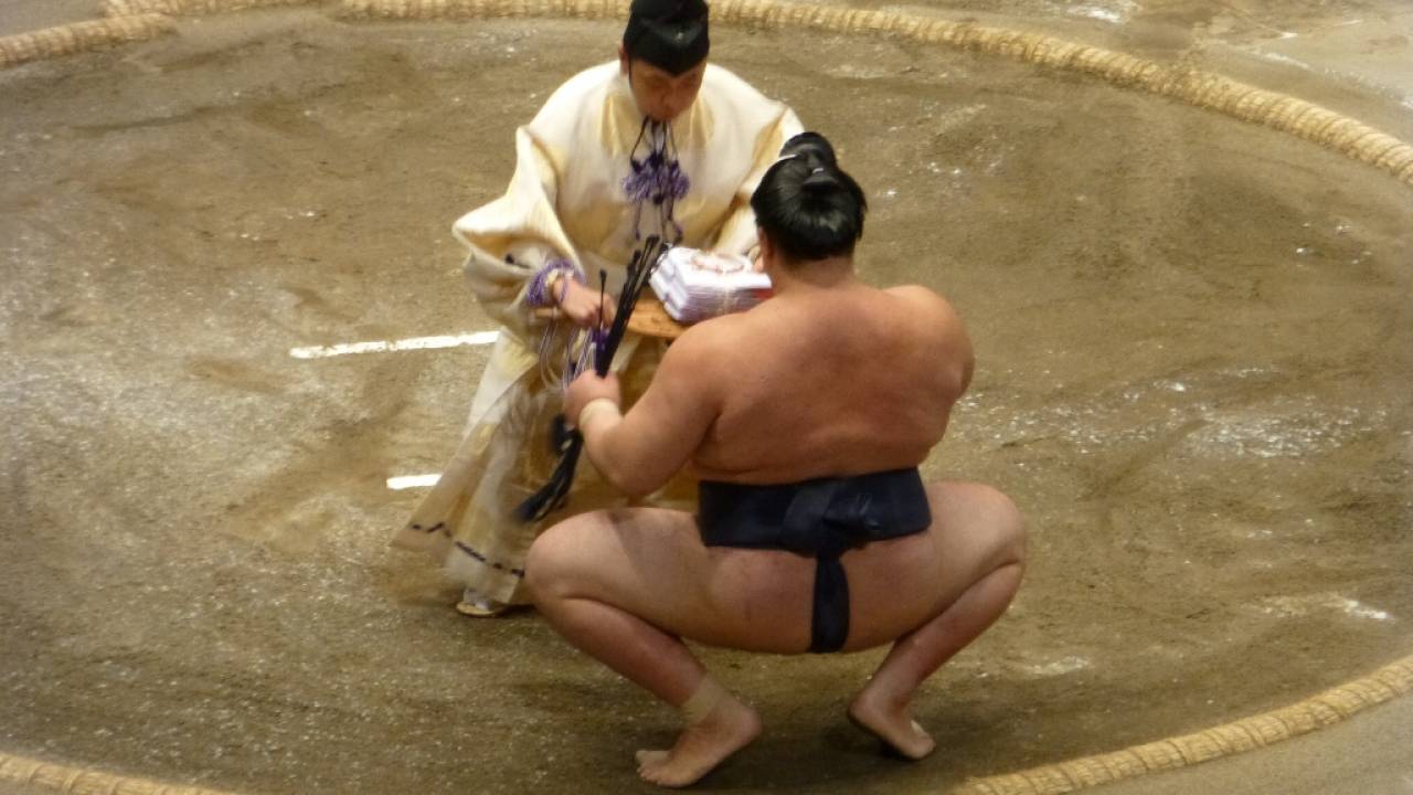 あれってどういう意味？大相撲の千秋楽で最後の三番の勝ち力士には「矢・弦・弓」が渡される