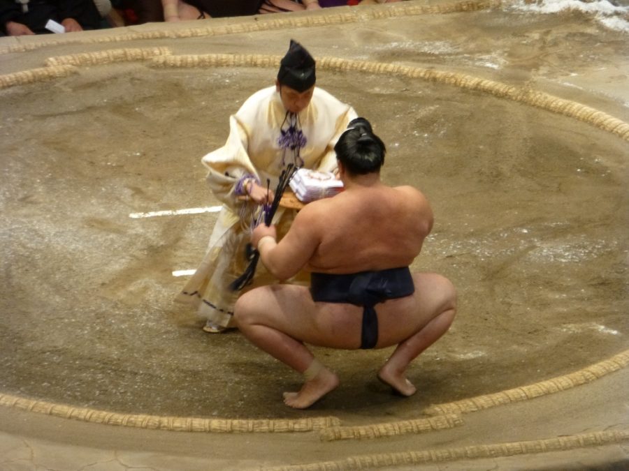 あれってどういう意味 大相撲の千秋楽で最後の三番の勝ち力士には 矢 弦 弓 が渡される ライフスタイル Japaaan 相撲