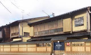 伝統とROCK YOU！がっつり町家づくりなハードロックカフェが京都にオープン！