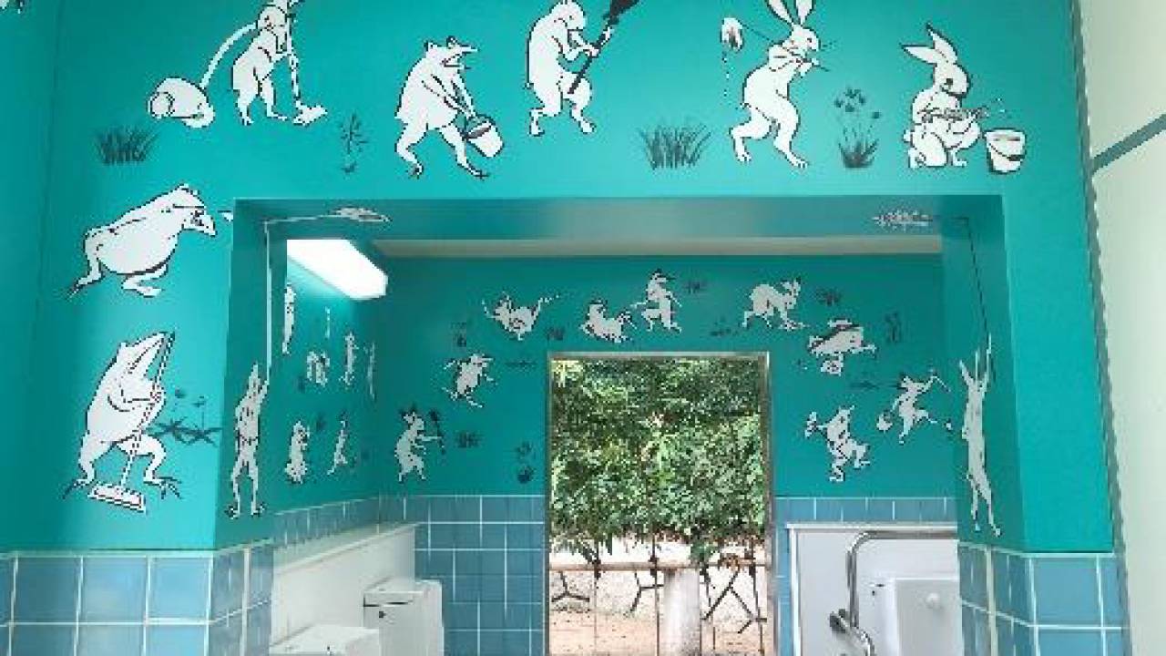 やっべ！行ってみたいゾ！鳥獣戯画なデザインが秀逸すぎるユニークな公共トイレが誕生！