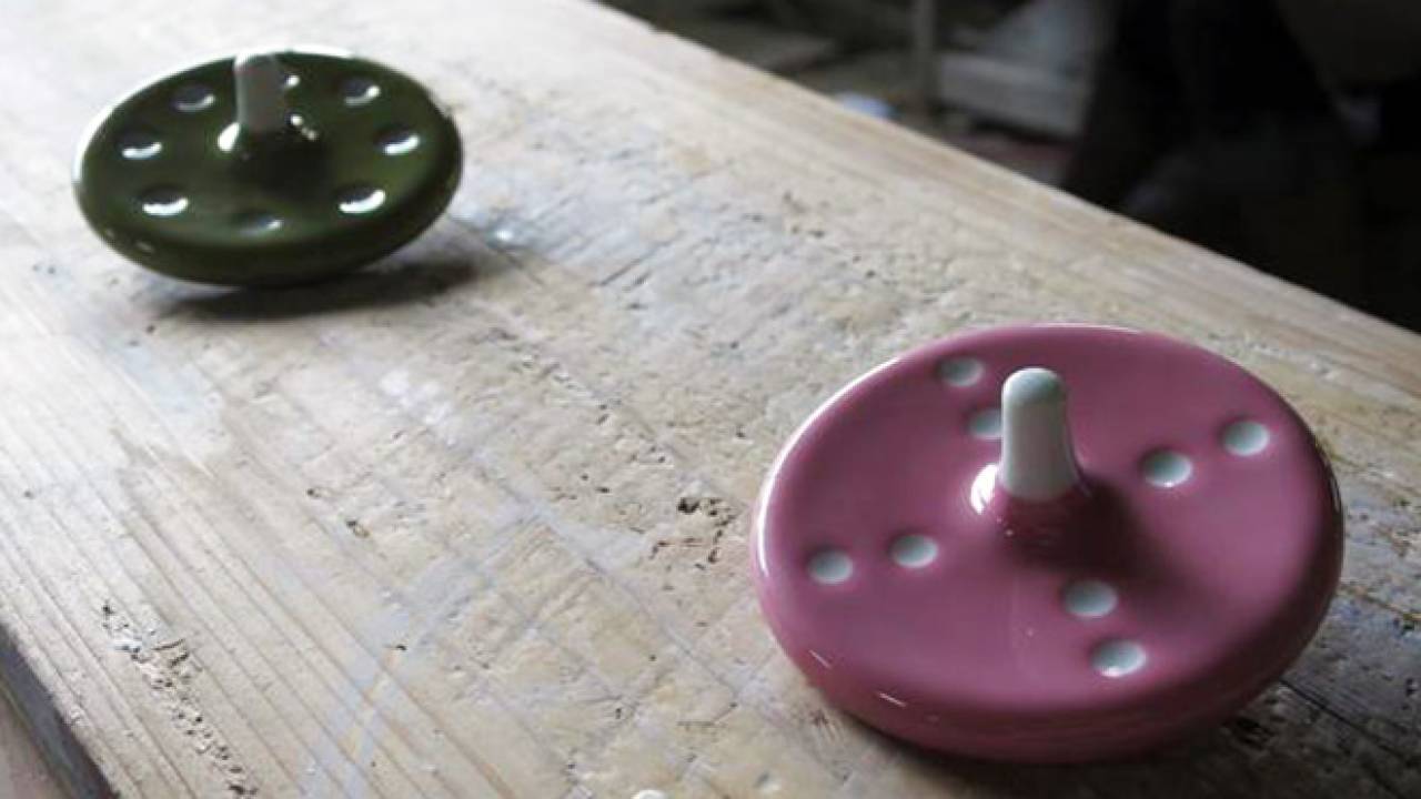 日本の伝統と遊ぶ。水玉模様が可愛い肥前吉田焼の磁器でできたコマ「Porcelain Spin」