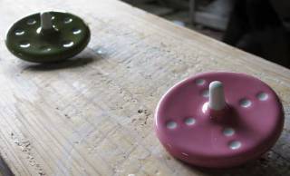 日本の伝統と遊ぶ。水玉模様が可愛い肥前吉田焼の磁器でできたコマ「Porcelain Spin」