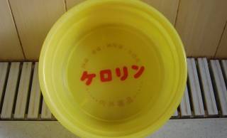 銭湯の桶にはどうしてよく「黄色のケロリン」のデザインが使われてるの？