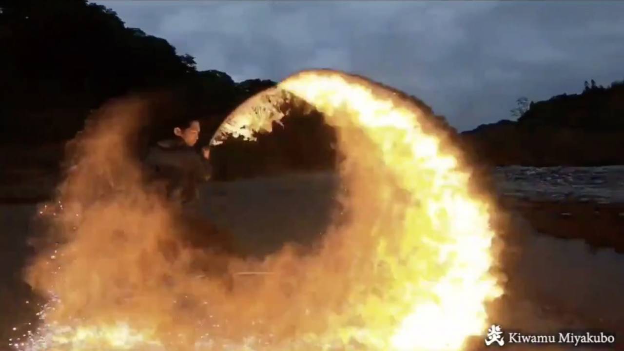 ヒノカミ神楽！火炎アーティストによる「炎刀の火炎斬り」映像が美しすぎてたまんない！