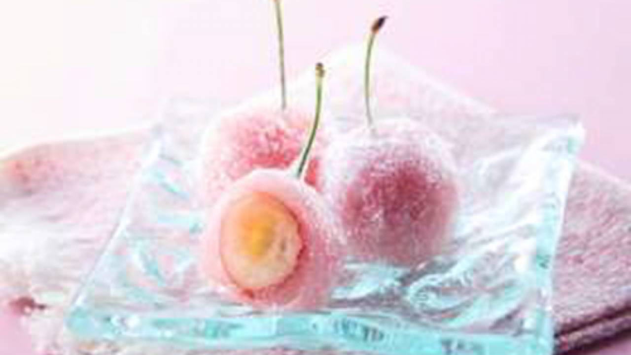 旬のさくらんぼをまるごと使用した季節限定の和菓子「山梨県産さくらんぼ餅」がシャトレーゼから発売
