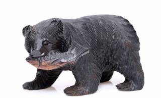 北海道土産で有名な「鮭をくわえた木彫りの熊」は、スイスのお土産にヒントを得て作られた？