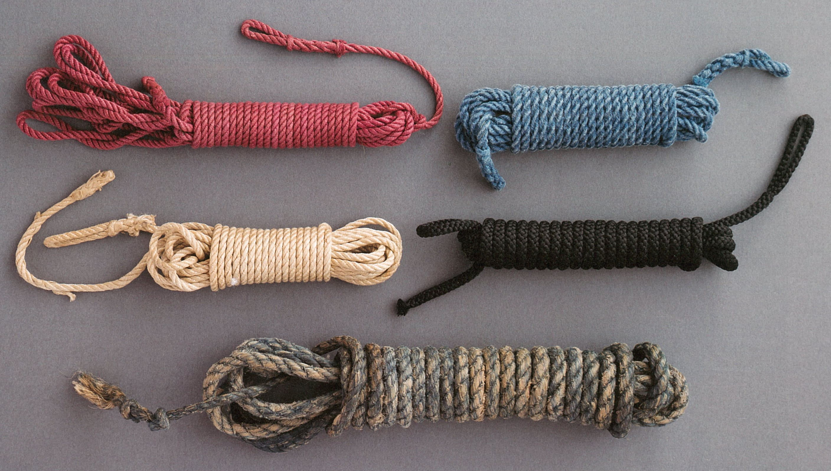 5色の索縄。右上から時計回りに、春の青龍縄、夏の朱雀縄、冬の玄武縄、土用の黄色縄、秋の白虎縄、夏の朱雀縄。