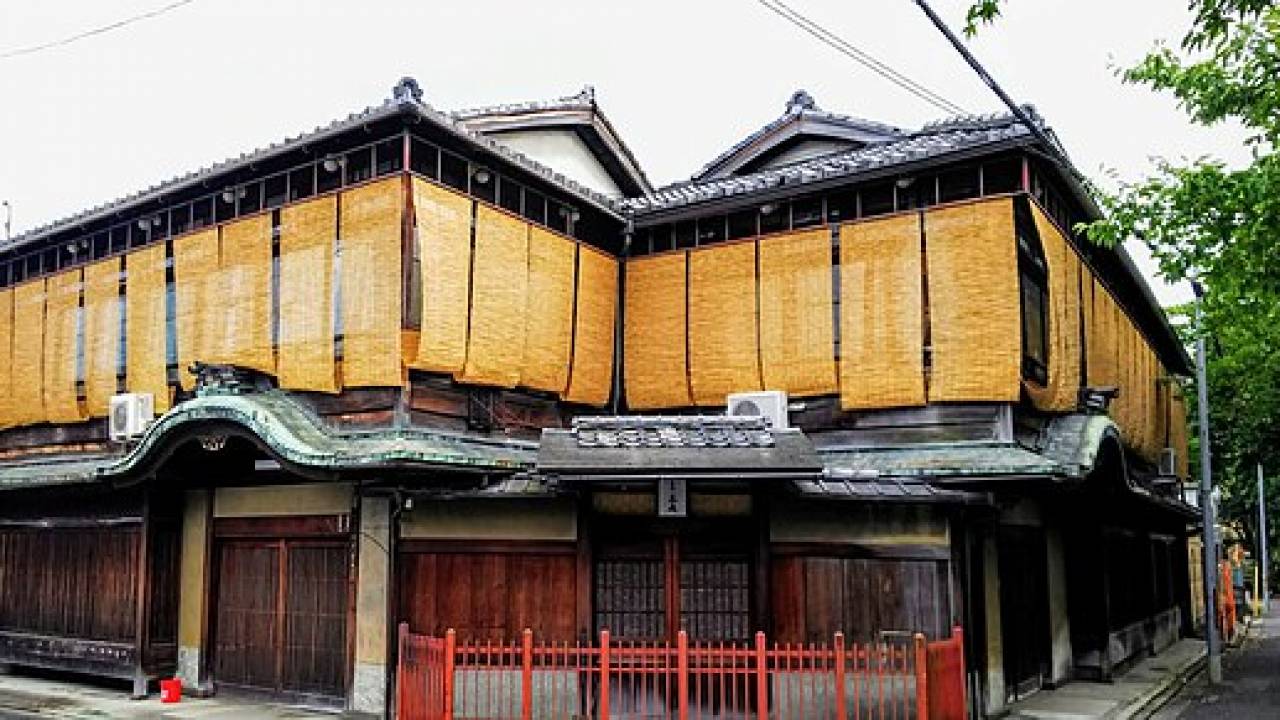 京都に残る旧色街「五条楽園」。ディープな遊郭・お茶屋の街からレトロで個性あふれる街へ【その１】