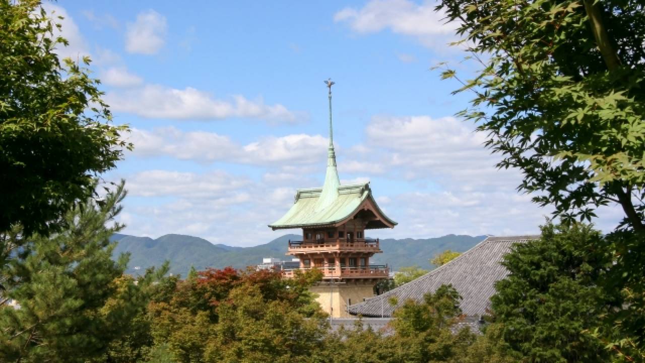 知ってた？京都には、金閣・銀閣…そして信長親子やあの天下の大泥棒を供養する「銅閣寺」がある