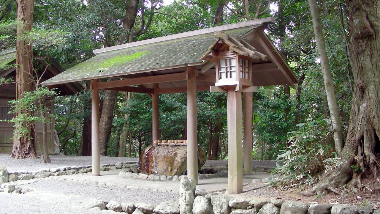 神社にある「手水舎」では何で手と口を清めるの？日本神話の神様もおこなった”禊”とは