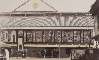 悪場所から社交場へ。明治維新後、画期的な試みを取り入れた「守田座」から始まった日本の劇場スタイル