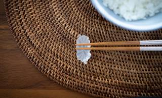 透き通るお米をイメージした磨りガラス製の美しい箸置き「うかのまい」