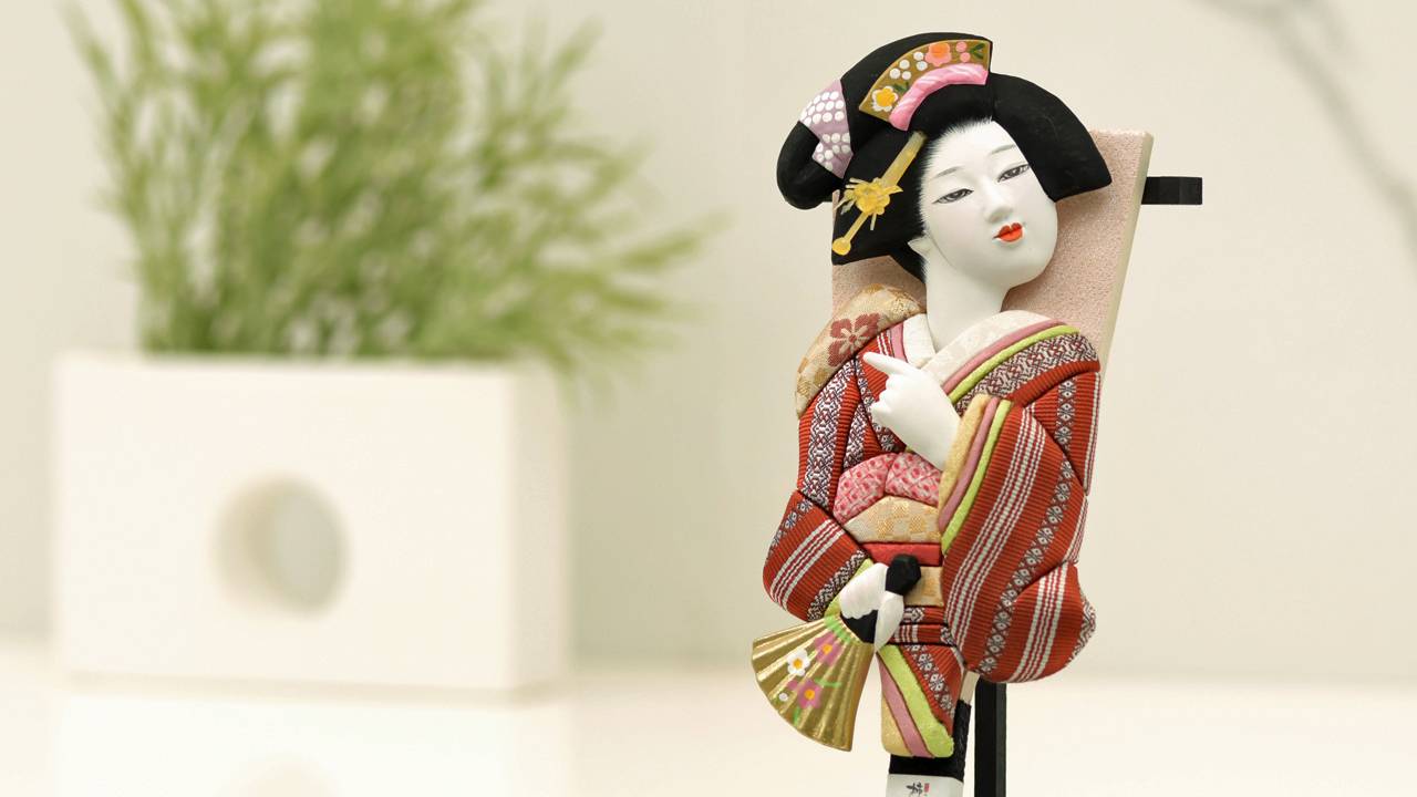 博多織と江戸木目込人形がコラボした「江戸木目込み羽子板　正絹博多織」が発売