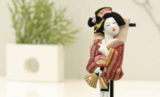 博多織と江戸木目込人形がコラボした「江戸木目込み羽子板　正絹博多織」が発売
