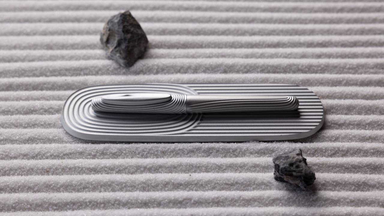 デスクを瞑想空間に。禅僧とのコラボによる枯山水がモチーフのペン「Zen Pen」誕生