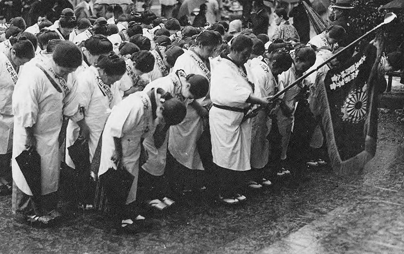 1983年 靖国神社臨時大祭で参拝する国防婦人会