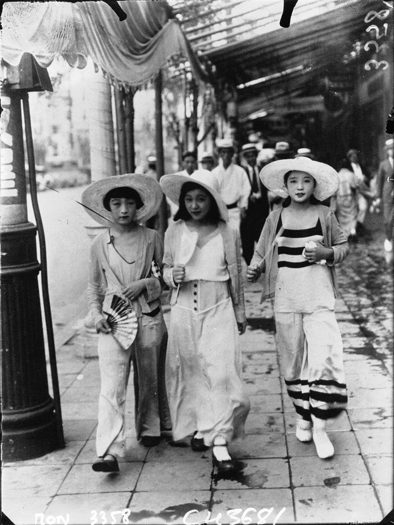 銀座通りを闊歩するモダンガール （1928年撮影）ウィキペディアより