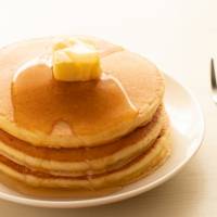 実は「ホットケーキ」は日本にしか存在しない！？「パンケーキ」との違いや関係を解説