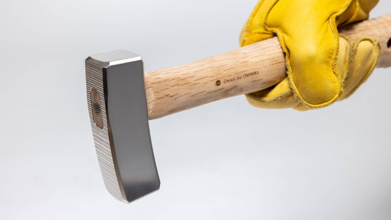 日本古来の技術を持つ刀鍛冶が監修した日本謹製のキャンプ専用ハンマー「手槌」が発売