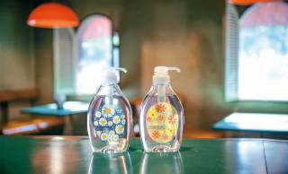 キッチンが昭和レトロな懐かしさに！「ヤシノミ洗剤」がアデリアレトロとのコラボレーションボトルを発売
