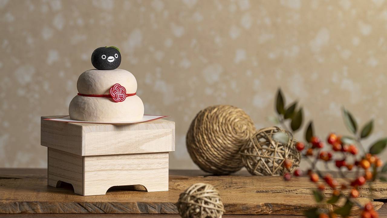 Suicaのペンギンが鏡餅の上にキュートに鎮座「Suicaのペンギン木彫り鏡餅」が新発売！