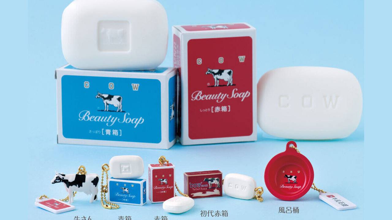 牛さん、やけにリアル♡牛乳石鹼の赤箱や青箱、牛さんがミニチュアチャームになったよ！