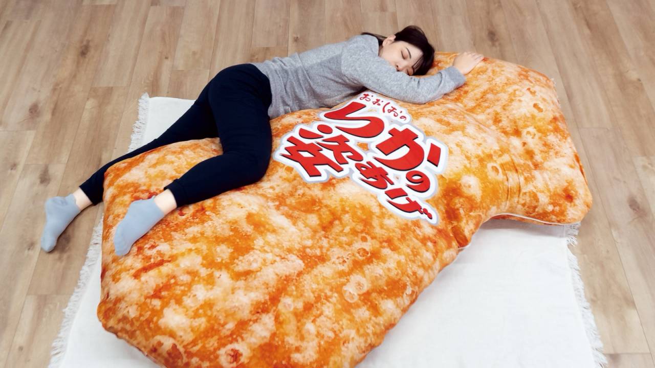 デカすぎるって（笑）ロングセラー商品「いかの姿あげ」と添い寝できる、巨大な抱き枕が登場！