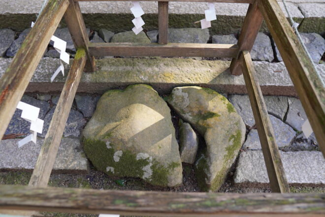 「水谷神社」の陰石（撮影：高野晃彰）
