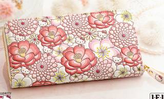 ハローキティと美しい吉祥の花々がデザインされた、日本伝統の革工芸・浅草文庫のレザーウォレットが発売