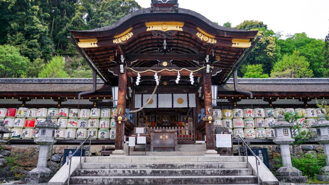 お酒の神様をまつる京都・嵐山「松尾大社」酒造家に愛される神社の歴史と信仰