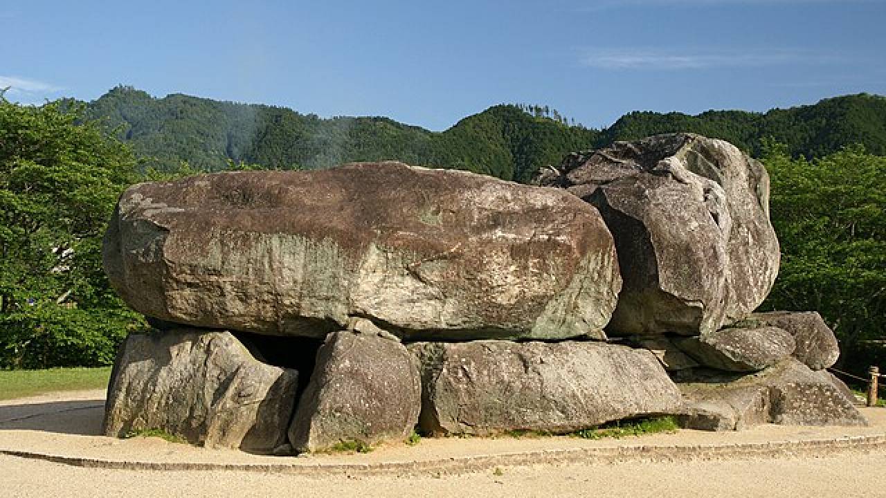 蘇我馬子に辱めを与えるため！？なぜ明日香村の「石舞台古墳」には土が盛られていないのか？