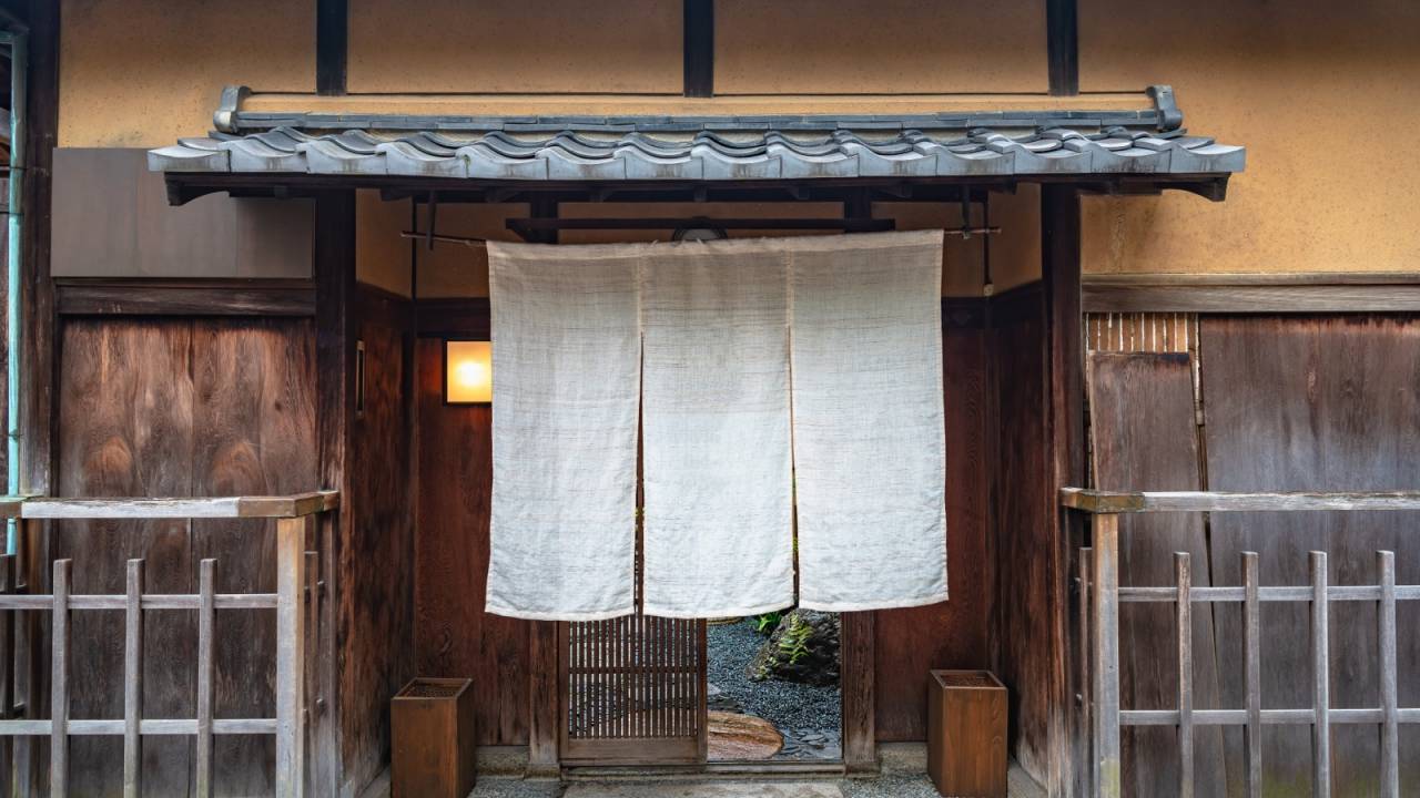 のれんが汚れてれば繁盛店の理由…鎌倉時代から変化・発展を遂げてきた「暖簾」の歴史