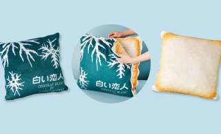 あのデザインまんま！北海道の定番みやげ「白い恋人」のリバーシブルクッションが登場