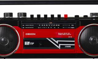 昭和感マシマシ！80年代のレトロなラジカセを再現した「ステレオラジオカセット SCR-B3」に新色レッド登場