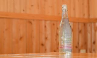 人気銘柄「冩樂」の酒蔵と「日本香堂」が共同開発した日本酒『暁霞-AKIGASUMI-』が発売