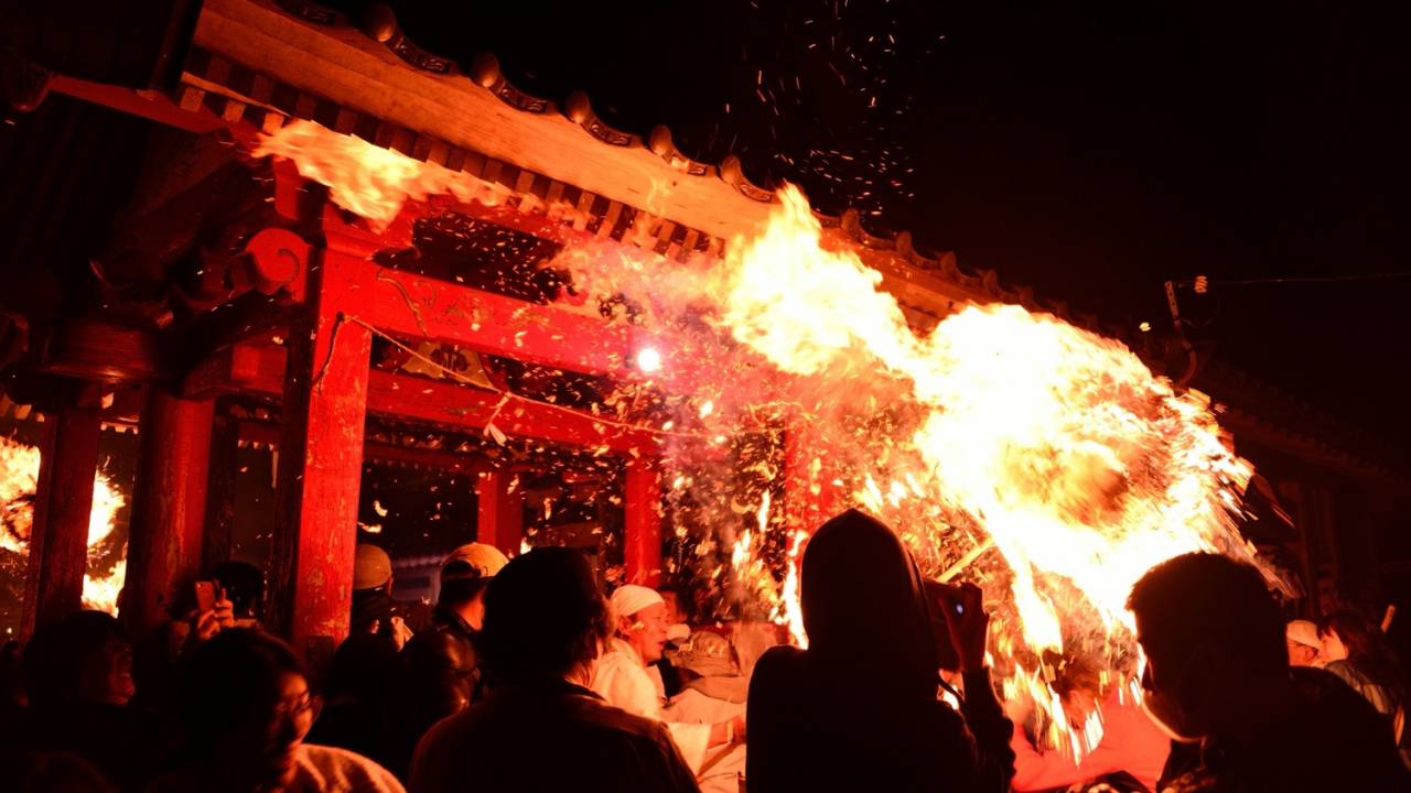 起源や由来は一切不明！火に突っ込む謎の白装束…大分県の奇祭「ケベス祭」とは？