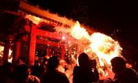 起源や由来は一切不明！火に突っ込む謎の白装束…大分県の奇祭「ケベス祭」とは？