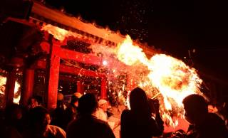 起源や由来は一切不明！火に突っ込む謎の白装束…大分県の奇祭「ケベス祭」とは？