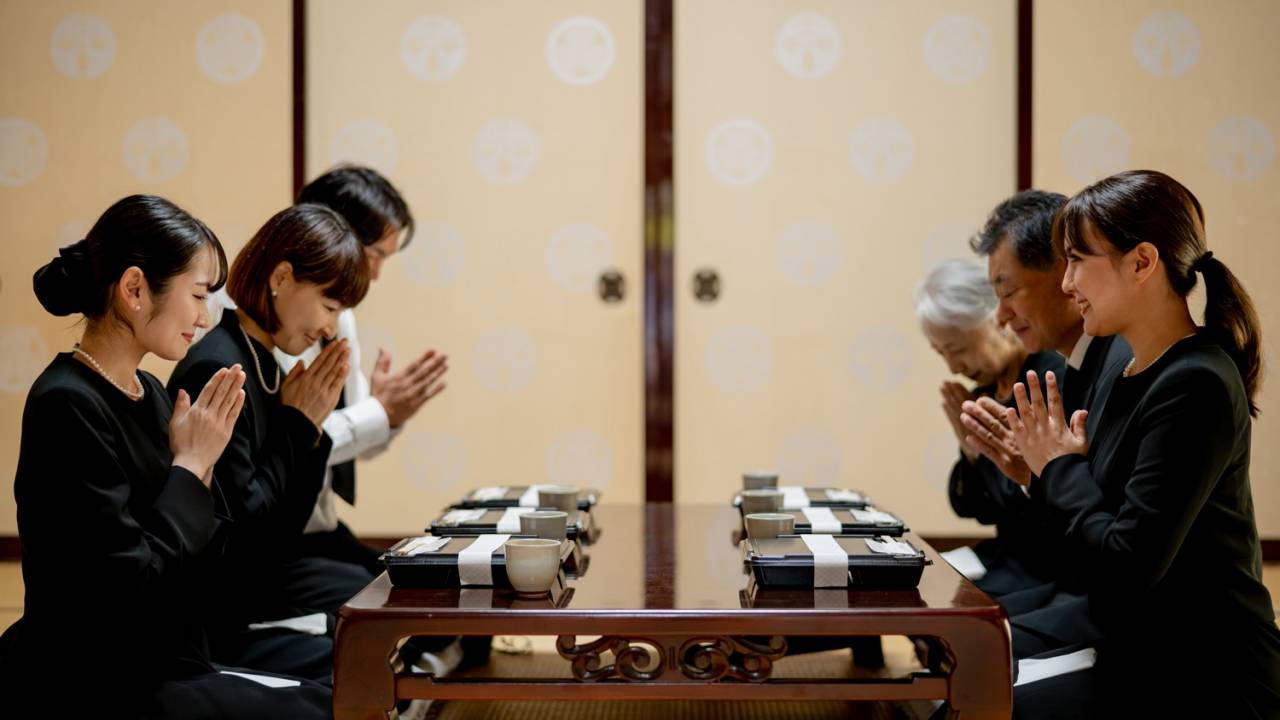 法事での食事をなぜ「お斎（おとき）」と呼ぶ？御霊供膳を下げてから食べる…仏教的には正解です