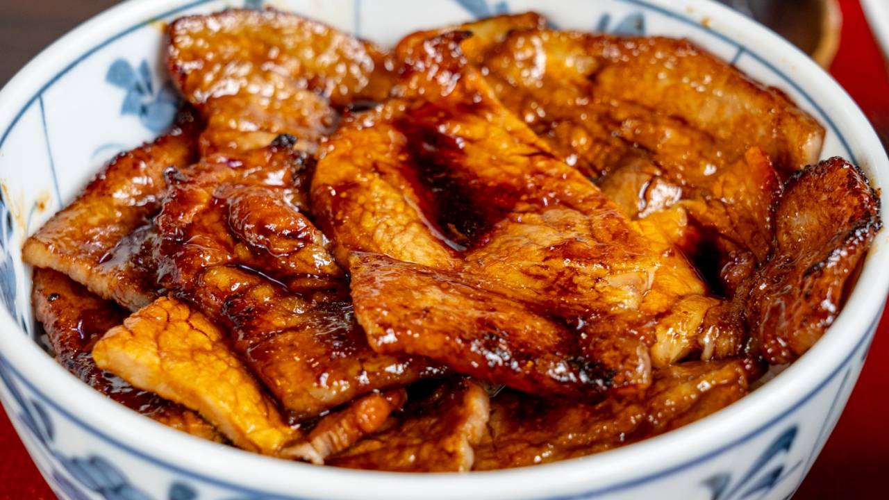 “豚丼”は代替メニューなんかじゃない！北海道（十勝・帯広）の郷土料理としての素顔とその歴史に迫る
