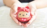 木の温もりあふれるハローキティ！9月に即完した「ハローキティ 木製だるま」がついに再発売！