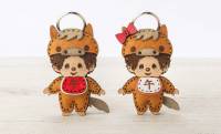 かわいすぎなのよ♡2026年の干支「午(うま)」に扮したモンチッチのレザーキーホルダーが登場！