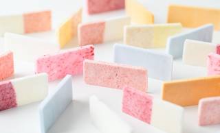 天女の衣のように繊細で色鮮やかな「板あめ 羽一衣 いろは」が美しい！ふわりと優しくほどける食感♪